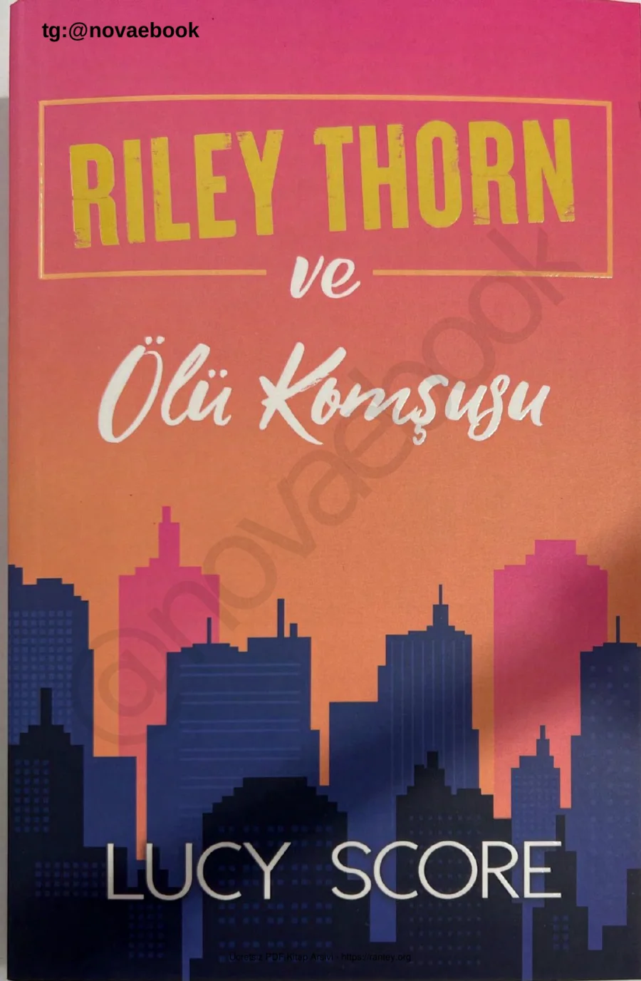 Lucy Score Riley Thorn ve Olu Komsusu kapak görseli