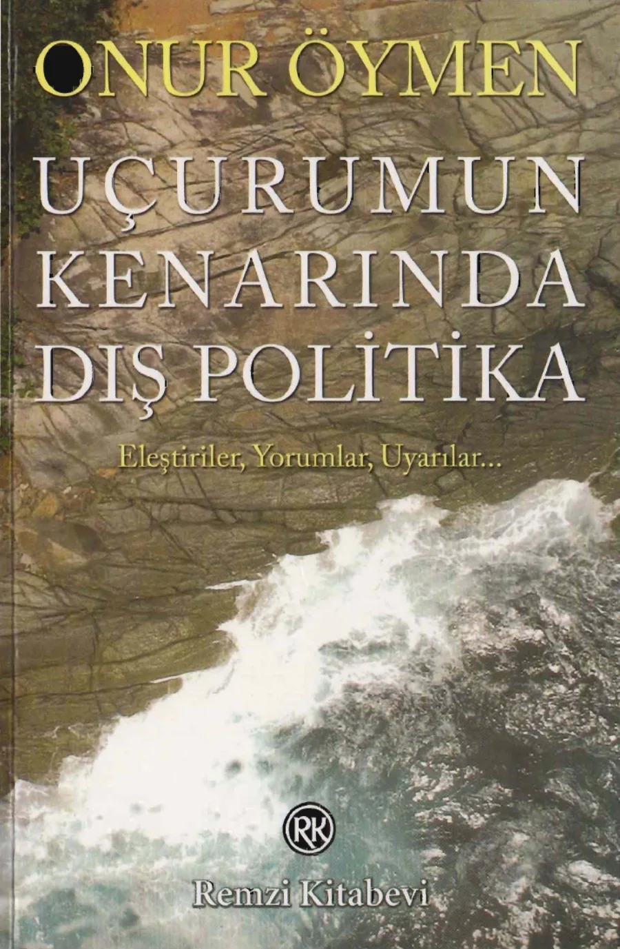 Uçurumun Kenarında Dış Politika kapak görseli